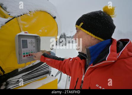 I canottini di neve iniziano a lavorare nella stazione sciistica di Harusuv kopec, nove Mesto na Morave, Repubblica Ceca, 29 novembre 2023. (Foto CTK/Lubos Pavlicek) Foto Stock