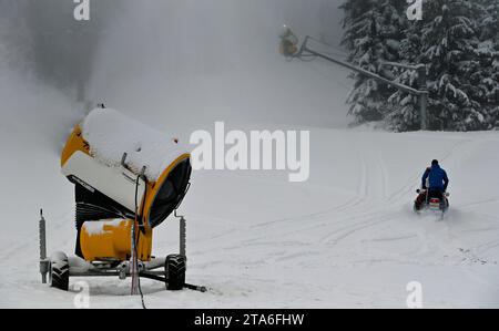 I canottini di neve iniziano a lavorare nella stazione sciistica di Harusuv kopec, nove Mesto na Morave, Repubblica Ceca, 29 novembre 2023. (Foto CTK/Lubos Pavlicek) Foto Stock