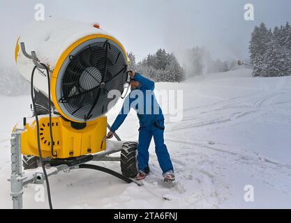 I canottini di neve iniziano a lavorare nella stazione sciistica di Harusuv kopec, nove Mesto na Morave, Repubblica Ceca, 29 novembre 2023. (Foto CTK/Lubos Pavlicek) Foto Stock