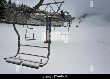 I canottini di neve iniziano a lavorare nella stazione sciistica di Harusuv kopec, nove Mesto na Morave, Repubblica Ceca, 29 novembre 2023. (Foto CTK/Lubos Pavlicek) Foto Stock