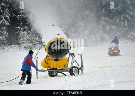 I canottini di neve iniziano a lavorare nella stazione sciistica di Harusuv kopec, nove Mesto na Morave, Repubblica Ceca, 29 novembre 2023. (Foto CTK/Lubos Pavlicek) Foto Stock