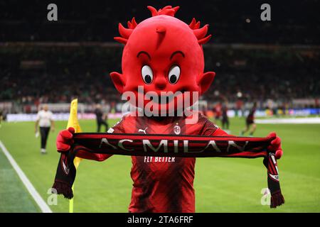 Milano, Italia. 28 novembre 2023. Milanello, mascotte del Milan, durante la partita di UEFA Champions League tra il Milan e il Borussia Dortmund. Crediti: Marco Canoniero/Alamy Live News Foto Stock