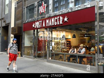 New York, USA - 26 maggio 2018: Man pass vicino a Pret A Manger a Manhattan, New York. Foto Stock