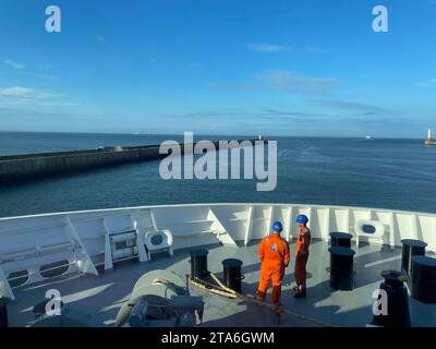 Naviga fuori dall'entrata del porto da Aberdeen in Scozia in prima serata sul traghetto North Link diretto alle isole Shetland Foto Stock