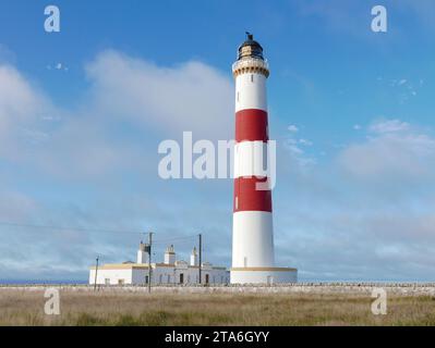 Il faro di Tarbat Ness è la lampada di navigazione più alta della Scozia e la terza più alta della Gran Bretagna, si trova vicino a Portmahomock. Foto Stock