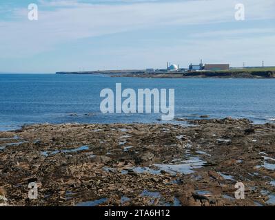 Centrale elettrica di Dounreay sulla costa della Scozia a Caithness vista dal porto di Fresgoe Foto Stock