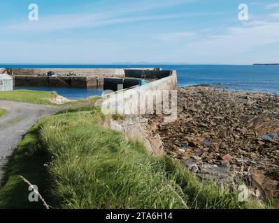 Fresgoe Harbour by Sandside Bay vicino al villaggio di Reay a Caithness, Scozia settentrionale Foto Stock