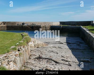 Fresgoe Harbour by Sandside Bay vicino al villaggio di Reay a Caithness, Scozia settentrionale Foto Stock