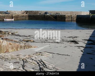 Fresgoe Harbour by Sandside Bay vicino al villaggio di Reay a Caithness, Scozia settentrionale Foto Stock