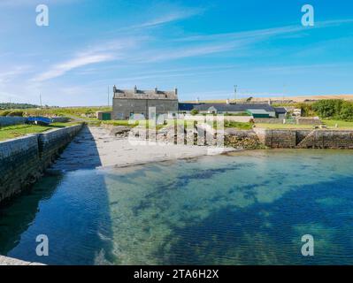 Fresgoe Harbour by Sandside Bay vicino al villaggio di Reay a Caithness, Scozia settentrionale Foto Stock