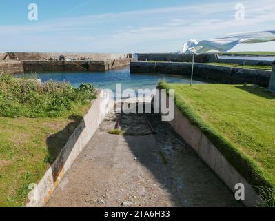 Fresgoe Harbour by Sandside Bay vicino al villaggio di Reay a Caithness, Scozia settentrionale Foto Stock