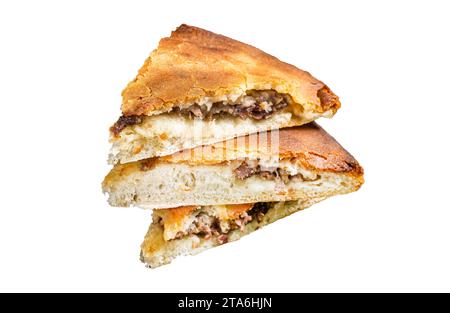 Fette di torta osseta con carne. Isolata, sfondo bianco Foto Stock