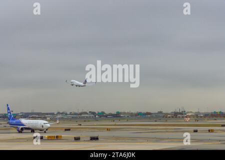 30 ottobre 2023 EWR Airport Newark NJ USA. Quando l'aeromobile passeggeri della United Airlines è in rullaggio all'aeroporto EWR di Newark, si appresta a partire Foto Stock