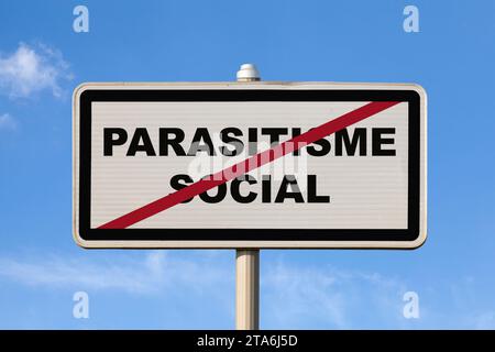 Un cartello francese di uscita della città contro un cielo blu con scritto nel mezzo in francese "parasitisme social", che significa in inglese "parassitismo sociale". Foto Stock