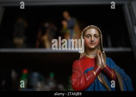 Hamersleben, Germania. 29 novembre 2023. Una figura madre di Dio di un presepe nella chiesa collegiata di San Pancrazio. La Fondazione culturale Sassonia-Anhalt sta attualmente ristrutturando il tetto della navata sud. La copertura del tetto è stata demolita nelle ultime settimane per esaminare le travi solide esposte e le travi per verificarne lo stato di conservazione. La capriata del tetto è ora in fase di ristrutturazione e la navata laterale è stata ricolorata. Credito: Klaus-Dietmar Gabbert/dpa/Alamy Live News Foto Stock