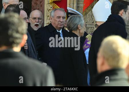 Lione, Francia. 29 novembre 2023. Francois Bayrou durante i funerali dell'ex sindaco di Lione e dell'ex ministro degli interni Gerard Collomb alla cattedrale di Saint-Jean a Lione, in Francia, il 29 novembre 2023. Sabato l'ex ministro degli interni e primo sostenitore di Emmanuel Macron Gerard Collomb, morì all'età di 76 anni. Nel 2022 ha annunciato che soffriva di cancro allo stomaco. Foto di Julien Reynaud/APS-Medias/ABACAPRESS.COM Credit: Abaca Press/Alamy Live News Foto Stock