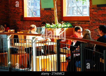 Gli amici potranno pranzare nella rotonda e nell'area ristoro del Quincy Market, un edificio storico di Boston Foto Stock