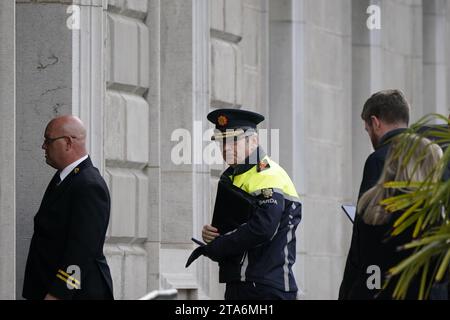 Il Commissario del Garda Drew Harris (al centro) arriva ad apparire davanti alla commissione di giustizia a Leinster House a seguito di rivolte a Dublino. Data foto: Mercoledì 29 novembre 2023. Foto Stock