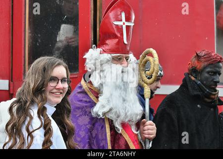 St Nicola, diavoli e angeli cavalcano in locomotiva a vapore 423,009 (dall'anno 1922) da Ceska Trebova a Skalice nad Svitavou, a Chornice e ritorno a. Foto Stock