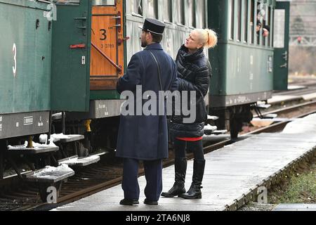 St Nicola, diavoli e angeli cavalcano in locomotiva a vapore 423,009 (dall'anno 1922) da Ceska Trebova a Skalice nad Svitavou, a Chornice e ritorno a. Foto Stock