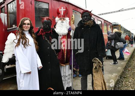 St Nicola, diavoli e angeli cavalcano in locomotiva a vapore 423,009 (dall'anno 1922) da Ceska Trebova a Skalice nad Svitavou, a Chornice e ritorno a. Foto Stock