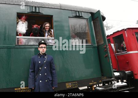 St Nicola, diavoli e angeli cavalcano in locomotiva a vapore 423,009 (dall'anno 1922) da Ceska Trebova a Skalice nad Svitavou, a Chornice e ritorno a. Foto Stock