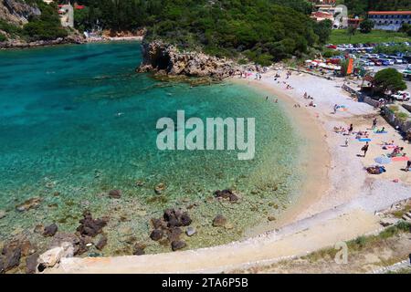 Paleokastritsa sull'isola di Corfu, Grecia. Mar Ionio costa in estate. Foto Stock