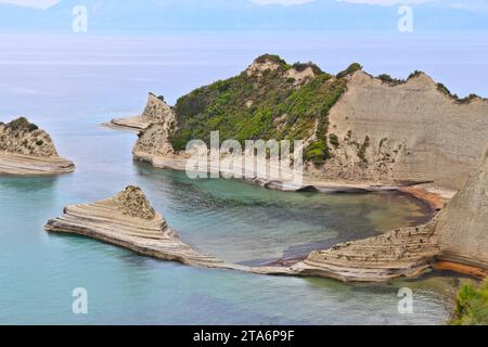 Paesaggio dell'isola di Corfù - costa di Capo Drastis in Grecia. Vista estiva sull'isola greca. Foto Stock