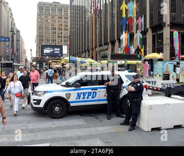 NEW YORK, USA - 27 maggio 2018: Gli agenti di polizia del New York City Police Department (NYPD) svolgono i suoi compiti per le strade di Manhattan. Foto Stock