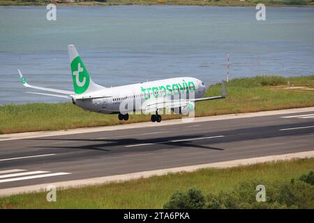 Corfù, Grecia - 5 giugno 2016: Transavia Boeing 737-800 arriva all'Aeroporto Internazionale di Corfu', Grecia. Transavia è un olandese a basso costo di proprietà della compagnia aerea da Foto Stock