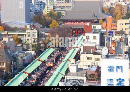 TOKYO, GIAPPONE - 4 DICEMBRE 2016: Vista aerea della strada del negozio di souvenir Nakamise-dori e del Tempio Sensoji Kannon di Asakusa a Tokyo, Giappone. Foto Stock