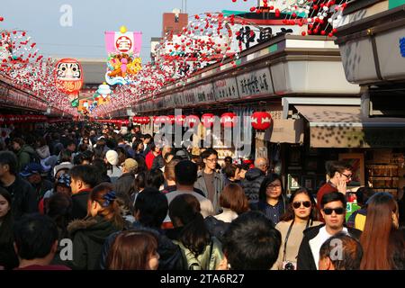 TOKYO, GIAPPONE - 4 DICEMBRE 2016: La gente visita la strada del negozio di souvenir Nakamise-dori di Asakusa a Tokyo, Giappone. Foto Stock