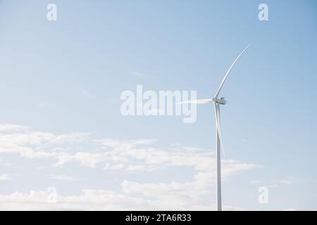 Tra le bellezze naturali, i mulini a vento girano su una fattoria di montagna che genera elettricità pulita Foto Stock