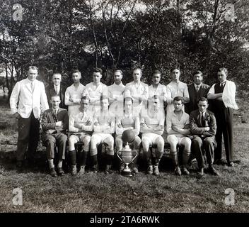 Fotografia della squadra del London Thistle Football Club: Da una rara foto originale di circa 12x10 pollici. Questa è una fotografia di squadra che include giocatori e dirigenti, un calcio e un trofeo. Si crede che la foto sia edoardiana, all'inizio degli anni '1910, ma non sono stato in grado di trovare alcuna informazione sulla squadra. Il fotografo originale era W. E. Wright and Sons of Forest Gate, Londra. Foto Stock