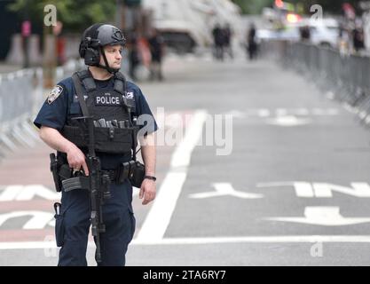 NEW YORK, USA - 10 giugno 2018: Gli agenti di polizia del New York City Police Department (NYPD) svolgono i suoi compiti per le strade di Manhattan. Foto Stock