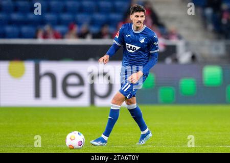 Sinsheim, Deutschland. 26 novembre 2023. Florian Grillitsch (Hoffenheim, 11), AM Ball, Freisteller, Ganzkörper, Einzelbild, Einzelfoto, Aktion, Action, 26.11.2023, Sinsheim (Deutschland), Fussball, Bundesliga, TSG 1899 Hoffenheim - 1. FSV Mainz 05, 26.11.2023, Sinsheim (Deutschland), Fussball, Bundesliga, TSG 1899 Hoffenheim - 1. LE NORMATIVE FSV MAINZ 05, DFB/DFL VIETANO L'USO DI FOTOGRAFIE COME SEQUENZE DI IMMAGINI E/O QUASI-VIDEO. Credito: dpa/Alamy Live News Foto Stock