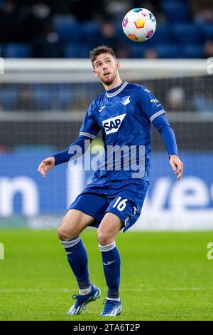 Sinsheim, Deutschland. 26 novembre 2023. Anton Stach (Hoffenheim, 16), AM Ball, Freisteller, Ganzkörper, Einzelbild, Einzelfoto, Aktion, Action, 26.11.2023, Sinsheim (Deutschland), Fussball, Bundesliga, TSG 1899 Hoffenheim - 1. FSV Mainz 05, 26.11.2023, Sinsheim (Deutschland), Fussball, Bundesliga, TSG 1899 Hoffenheim - 1. LE NORMATIVE FSV MAINZ 05, DFB/DFL VIETANO L'USO DI FOTOGRAFIE COME SEQUENZE DI IMMAGINI E/O QUASI-VIDEO. Credito: dpa/Alamy Live News Foto Stock