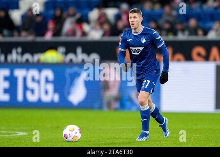 Sinsheim, Deutschland. 26 novembre 2023. Andrej Kramaric (Hoffenheim, 27), AM Ball, Freisteller, Ganzkörper, Einzelbild, Einzelfoto, Aktion, Action, 26.11.2023, Sinsheim (Deutschland), Fussball, Bundesliga, TSG 1899 Hoffenheim - 1. FSV Mainz 05, 26.11.2023, Sinsheim (Deutschland), Fussball, Bundesliga, TSG 1899 Hoffenheim - 1. LE NORMATIVE FSV MAINZ 05, DFB/DFL VIETANO L'USO DI FOTOGRAFIE COME SEQUENZE DI IMMAGINI E/O QUASI-VIDEO. Credito: dpa/Alamy Live News Foto Stock