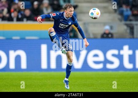 Sinsheim, Deutschland. 26 novembre 2023. Maximilian Beier (Hoffenheim, 14), AM Ball, Freisteller, Ganzkörper, Einzelbild, Einzelfoto, Aktion, Action, 26.11.2023, Sinsheim (Deutschland), Fussball, Bundesliga, TSG 1899 Hoffenheim - 1. FSV Mainz 05, 26.11.2023, Sinsheim (Deutschland), Fussball, Bundesliga, TSG 1899 Hoffenheim - 1. LE NORMATIVE FSV MAINZ 05, DFB/DFL VIETANO L'USO DI FOTOGRAFIE COME SEQUENZE DI IMMAGINI E/O QUASI-VIDEO. Credito: dpa/Alamy Live News Foto Stock