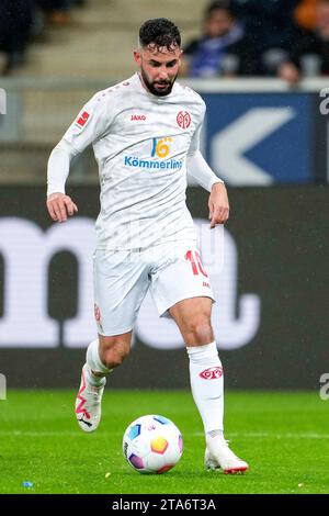 Sinsheim, Deutschland. 26 novembre 2023. Marco Richter (M05, 10), AM Ball, Freisteller, Ganzkörper, Einzelbild, Einzelfoto, Aktion, Action, 26.11.2023, Sinsheim (Deutschland), Fussball, Bundesliga, TSG 1899 Hoffenheim - 1. FSV Mainz 05, 26.11.2023, Sinsheim (Deutschland), Fussball, Bundesliga, TSG 1899 Hoffenheim - 1. LE NORMATIVE FSV MAINZ 05, DFB/DFL VIETANO L'USO DI FOTOGRAFIE COME SEQUENZE DI IMMAGINI E/O QUASI-VIDEO. Credito: dpa/Alamy Live News Foto Stock