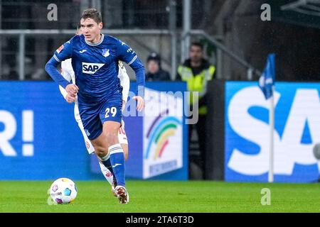 Sinsheim, Deutschland. 26 novembre 2023. Robert Skov (Hoffenheim, 29), AM Ball, Freisteller, Ganzkörper, Einzelbild, Einzelfoto, Aktion, Action, 26.11.2023, Sinsheim (Deutschland), Fussball, Bundesliga, TSG 1899 Hoffenheim - 1. FSV Mainz 05, 26.11.2023, Sinsheim (Deutschland), Fussball, Bundesliga, TSG 1899 Hoffenheim - 1. LE NORMATIVE FSV MAINZ 05, DFB/DFL VIETANO L'USO DI FOTOGRAFIE COME SEQUENZE DI IMMAGINI E/O QUASI-VIDEO. Credito: dpa/Alamy Live News Foto Stock