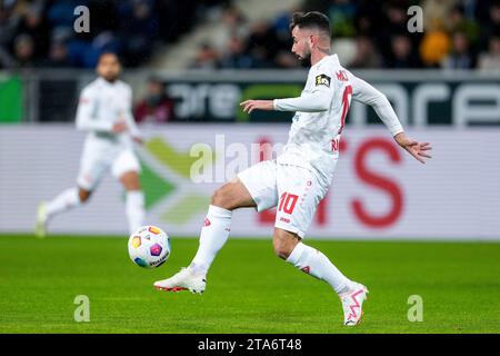 Sinsheim, Deutschland. 26 novembre 2023. Marco Richter (M05, 10), AM Ball, Freisteller, Ganzkörper, Einzelbild, Einzelfoto, Aktion, Action, 26.11.2023, Sinsheim (Deutschland), Fussball, Bundesliga, TSG 1899 Hoffenheim - 1. FSV Mainz 05, 26.11.2023, Sinsheim (Deutschland), Fussball, Bundesliga, TSG 1899 Hoffenheim - 1. LE NORMATIVE FSV MAINZ 05, DFB/DFL VIETANO L'USO DI FOTOGRAFIE COME SEQUENZE DI IMMAGINI E/O QUASI-VIDEO. Credito: dpa/Alamy Live News Foto Stock