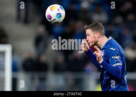 Sinsheim, Deutschland. 26 novembre 2023. Wout Weghorst (Hoffenheim, 10), Einzelbild, Einzelfoto, Aktion, Action, 26.11.2023, Sinsheim (Deutschland), Fussball, Bundesliga, TSG 1899 Hoffenheim - 1. FSV Mainz 05, 26.11.2023, Sinsheim (Deutschland), Fussball, Bundesliga, TSG 1899 Hoffenheim - 1. LE NORMATIVE FSV MAINZ 05, DFB/DFL VIETANO L'USO DI FOTOGRAFIE COME SEQUENZE DI IMMAGINI E/O QUASI-VIDEO. Credito: dpa/Alamy Live News Foto Stock