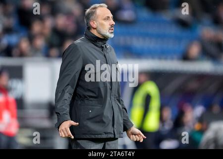 Sinsheim, Deutschland. 26 novembre 2023. Pellegrino Matarazzo (Rino, Trainer, Cheftrainer, Hoffenheim), Einzelbild, Einzelfoto, Aktion, Action, 26.11.2023, Sinsheim (Deutschland), Fussball, Bundesliga, TSG 1899 Hoffenheim - 1. FSV Mainz 05, 26.11.2023, Sinsheim (Deutschland), Fussball, Bundesliga, TSG 1899 Hoffenheim - 1. LE NORMATIVE FSV MAINZ 05, DFB/DFL VIETANO L'USO DI FOTOGRAFIE COME SEQUENZE DI IMMAGINI E/O QUASI-VIDEO. Credito: dpa/Alamy Live News Foto Stock