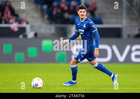 Sinsheim, Deutschland. 26 novembre 2023. Florian Grillitsch (Hoffenheim, 11), AM Ball, Freisteller, Ganzkörper, Einzelbild, Einzelfoto, Aktion, Action, 26.11.2023, Sinsheim (Deutschland), Fussball, Bundesliga, TSG 1899 Hoffenheim - 1. FSV Mainz 05, 26.11.2023, Sinsheim (Deutschland), Fussball, Bundesliga, TSG 1899 Hoffenheim - 1. LE NORMATIVE FSV MAINZ 05, DFB/DFL VIETANO L'USO DI FOTOGRAFIE COME SEQUENZE DI IMMAGINI E/O QUASI-VIDEO. Credito: dpa/Alamy Live News Foto Stock