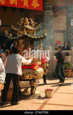 I fedeli celebrano il Capodanno lunare con preghiere e offerte in un tempio cinese a Los Angeles Foto Stock