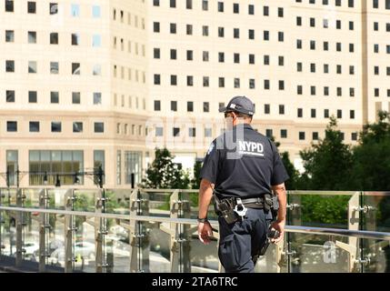 NEW YORK, USA - 24 maggio 2018: Agente antiterrorismo della polizia di New York che fornisce sicurezza per le strade di Manhattan. Foto Stock