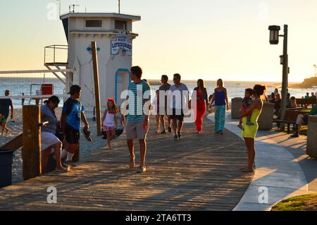 Una grande folla cammina lungo la passerella al tramonto con vista sull'oceano a Laguna Beach Foto Stock