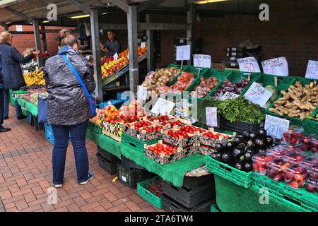 LEEDS, Regno Unito - 11 LUGLIO 2016: Le persone visitano Leeds City Markets bancarelle all'aperto nel Regno Unito. Foto Stock