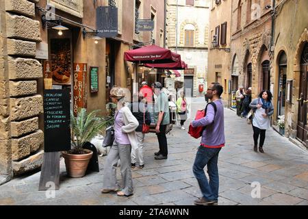 VOLTERRA, Italia - 4 Maggio 2014: la gente a piedi nella città vecchia medievale di Volterra, Toscana, Italia. La Toscana ha 43,4 milioni di visitatori annui (2014). Foto Stock